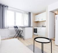 NA PREDAJ,2-IZBOVÝ TEHLOVÝ BYT,KOŠICE-SEVER,LOMNICKÁ UL. - Kuchyňa v 2-izbovom byte s bielym nábytkom a podlahou s dreveným dekorom.