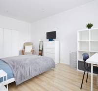 NA PREDAJ,2-IZBOVÝ TEHLOVÝ BYT,KOŠICE-SEVER,LOMNICKÁ UL. - Spálňa v 2-izbovom byte s bielym nábytkom a podlahou s dreveným dekorom.