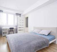 NA PREDAJ,2-IZBOVÝ TEHLOVÝ BYT,KOŠICE-SEVER,LOMNICKÁ UL. - Svetlá spálňa v 2-izbovom byte s písacím stolom a podlahou s dreveným dekorom.