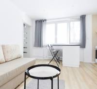 NA PREDAJ,2-IZBOVÝ TEHLOVÝ BYT,KOŠICE-SEVER,LOMNICKÁ UL. - Obývacia izba v 2-izbovom byte s pohovkou a podlahou s dreveným dekorom.