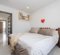 NOVOSTAVBA BUNGALOVU S MNOŽSTVOM PRIESTORU, v slepej ulici, Pružina - Spálňa v rodinnom dome s pohodlnou posteľou a nástennou poličkou.