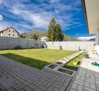 NOVOSTAVBA BUNGALOVU S MNOŽSTVOM PRIESTORU, v slepej ulici, Pružina - Rodinný dom v Pružine s úpravou predzáhradky, dlažbou a výhľadom na okolitú krajinu.