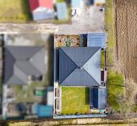 NOVOSTAVBA BUNGALOVU S MNOŽSTVOM PRIESTORU, v slepej ulici, Pružina - Rodinný dom v Pružine s podlhovastou záhradou, trávnikom a dláždenou plochou.