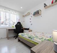 NOVOSTAVBA BUNGALOVU S MNOŽSTVOM PRIESTORU, v slepej ulici, Pružina - Detská izba v rodinnom dome s pracovným stolom, knižnicou a posteľou.