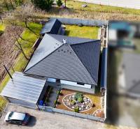 NOVOSTAVBA BUNGALOVU S MNOŽSTVOM PRIESTORU, v slepej ulici, Pružina - Rodinný dom v Pružine s veľkou strechou, záhradou a garážou s prístreškom.