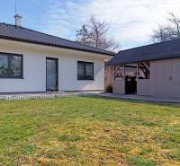 NOVOSTAVBA BUNGALOVU S MNOŽSTVOM PRIESTORU, v slepej ulici, Pružina - Rodinný dom v Pružine s udržiavanou záhradou a prístreškom, zasadený v pokojnom prostredí.