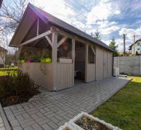 NOVOSTAVBA BUNGALOVU S MNOŽSTVOM PRIESTORU, v slepej ulici, Pružina - Drevený prístrešok v záhrade rodinného domu v Pružine.