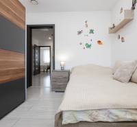 NOVOSTAVBA BUNGALOVU S MNOŽSTVOM PRIESTORU, v slepej ulici, Pružina - Detská izba v rodinnom dome s bielymi stenami, nálepkami a posteľou.