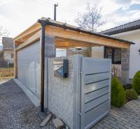 NOVOSTAVBA BUNGALOVU S MNOŽSTVOM PRIESTORU, v slepej ulici, Pružina - Brána a garáž pri rodinnom dome v Pružine s moderným architektonickým dizajnom.