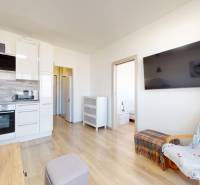 Pekný 2-izbový byt s lodžiou | investičná príležitosť | - Obývacia izba s kuchynskou linkou a podlahou s dreveným dekorom v 2-izbovom byte.