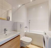 Pekný 2-izbový byt s lodžiou | investičná príležitosť | - Kúpeľňa s vaňou, umývadlom a práčkou v 2-izbovom byte.