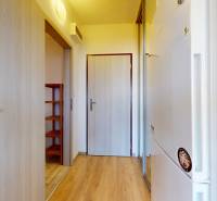 Pekný 2-izbový byt s lodžiou | investičná príležitosť | - Predsieň s podlahou s dreveným dekorom v 2-izbovom byte, vchodové dvere a biely spotrebič.