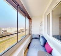 Pekný 2-izbový byt s lodžiou | investičná príležitosť | - Zasklená lodžia s výhľadom na Petržalku pri 2-izbovom byte na Jasovskej ulici.