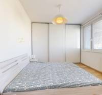 Pekný 2-izbový byt s lodžiou | investičná príležitosť | - Spálňa s manželskou posteľou, vstavanou skriňou a podlahou s dreveným dekorom, 2-izbový byt.