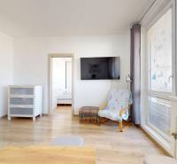 Pekný 2-izbový byt s lodžiou | investičná príležitosť | - Obývacia izba s podlahou s dreveným dekorom vo svetlých farbách, súčasť 2-izbového bytu.