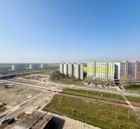 Pekný 2-izbový byt s lodžiou | investičná príležitosť | - Petržalka, Jasovská: Pohľad na paneláky a okolitú krajinu z výšky.