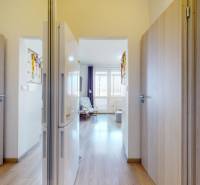 Pekný 2-izbový byt s lodžiou | investičná príležitosť | - Pohľad do svetlej chodby 2-izbového bytu s podlahou s dreveným dekorom.