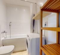 Pekný 2-izbový byt s lodžiou | investičná príležitosť | - Kúpeľňa v 2-izbovom byte s práčkou, vaňou a dreveným regálom.