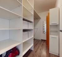 | Priestranný 2,5-izb. byt s walk-in šatníkom | parkovanie | - Šatník s policami a podlahou s dreveným dekorom v 2-izbovom byte.