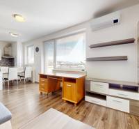 | Priestranný 2,5-izb. byt s walk-in šatníkom | parkovanie | - Obývacia izba v 2-izbovom byte s podlahou s dreveným dekorom, kuchynským kútom a jedálňou.