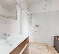 | Priestranný 2,5-izb. byt s walk-in šatníkom | parkovanie | - Kúpeľňa v 2-izbovom byte s umývadlom, sprchou a svetlými obkladmi.