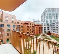 | Prémiové bývanie v ZWIRNe I Pekný 2i byt I  - Výhľad z balkóna na mestskú architektúru a detské ihrisko v Bratislave na Košickej ulici.