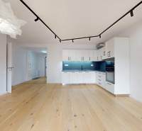 | Prémiové bývanie v ZWIRNe I Pekný 2i byt I  - Kuchyňa v 2-izbovom byte s bielou linkou, tmavým obkladom a podlahou s dreveným dekorom.