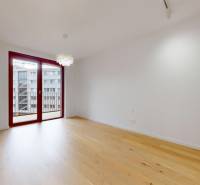 | Prémiové bývanie v ZWIRNe I Pekný 2i byt I  - Svetlá miestnosť v 2-izbovom byte s podlahou s dreveným dekorom a balkónovými dverami.