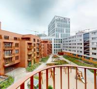 | Prémiové bývanie v ZWIRNe I Pekný 2i byt I  - Výhľad z balkóna na vnútorný dvor medzi bytovými domami na Košickej v Bratislave - Ružinove.