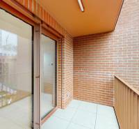 | Prémiové bývanie v ZWIRNe I Pekný 2i byt I  - Balkón 2-izbového bytu na Košickej ulici v Bratislave - Ružinove s tehlovým obložením.