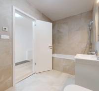 | Prémiové bývanie v ZWIRNe I Pekný 2i byt I  - Kúpeľňa v 2-izbovom byte s vaňou a modernými obkladmi.