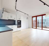 | Prémiové bývanie v ZWIRNe I Pekný 2i byt I  - Kuchyňa v 2-izbovom byte s podlahou s dreveným dekorom a veľkými oknami.