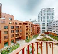 | Prémiové bývanie v ZWIRNe I Pekný 2i byt I  - Dvor s bytovými domami a balkónmi na Košickej v Bratislave - Ružinov.