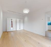 | Prémiové bývanie v ZWIRNe I Pekný 2i byt I  - Priestranná izba s podlahou s dreveným dekorom a vstavanou skriňou v 2-izbovom byte.