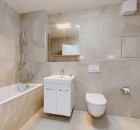 | Prémiové bývanie v ZWIRNe I Pekný 2i byt I  - Kúpeľňa v 2-izbovom byte s vaňou, umývadlom a toaletou vo svetlých obkladačkách.