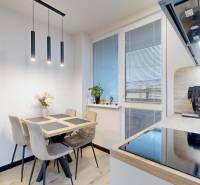 PREDAJ, 3 izbový dizajnový byt na Lidickom námestí, Košice - Furča - Kuchyňa s jedálenským stolom, zavesenými svetlami a dverami v 3-izbovom byte.