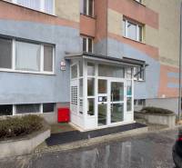 PREDAJ, 3 izbový dizajnový byt na Lidickom námestí, Košice - Furča - Vstup do bytovej budovy na Lidickom námestí v Košiciach, mestská časť Dargovských hrdinov.