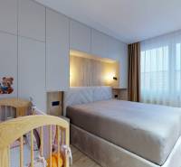 PREDAJ, 3 izbový dizajnový byt na Lidickom námestí, Košice - Furča - Detská izba s maľovanými dekoráciami, postieľkou a posteľou v 3-izbovom byte.