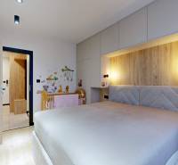 PREDAJ, 3 izbový dizajnový byt na Lidickom námestí, Košice - Furča - Spálňa v 3-izbovom byte s podlahou s dreveným dekorom a detskou postieľkou.