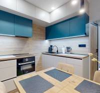 PREDAJ, 3 izbový dizajnový byt na Lidickom námestí, Košice - Furča - Kuchyňa so zabudovanými spotrebičmi a dekoratívnymi drevenými prvkami v 3-izbovom byte.