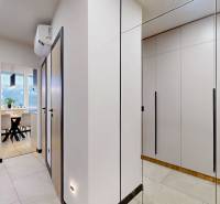 PREDAJ, 3 izbový dizajnový byt na Lidickom námestí, Košice - Furča - Chodba v 3-izbovom byte so zrkadlovou skriňou, klimatizáciou a výhľadom do jedálne.