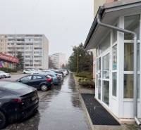 PREDAJ, 3 izbový dizajnový byt na Lidickom námestí, Košice - Furča - Vstup do budovy so zaparkovanými autami na Lidickom námestí v Košiciach, mestská časť Dargovských hrdinov.