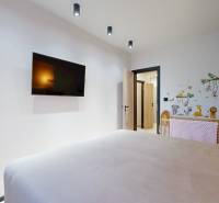 PREDAJ, 3 izbový dizajnový byt na Lidickom námestí, Košice - Furča - Detská izba v 3-izbovom byte s nalepenými zvieratkami na stene a televízorom.