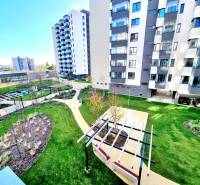 REZERVOVANÉ I Posledný investičný krásny 2-izbový byt | 62 m² | - Obytné budovy a zelený dvor na ulici Františka Kubu v Bratislave - Rači.