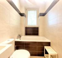 Príjemný a priestranný 3-izbový byt | 83 m² |  - Kúpeľňa so svetlými obkladmi a vaňou v 3-izbovom byte.