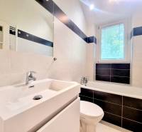 Príjemný a priestranný 3-izbový byt | 83 m² |  - Kúpeľňa s vaňou a umývadlom v 3-izbovom byte s oknom.