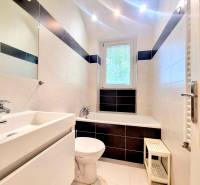 Príjemný a priestranný 3-izbový byt | 83 m² |  - Kúpeľňa v 3-izbovom byte s vaňou, umývadlom a toaletou. Moderné obklady.