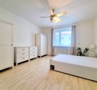 Príjemný a priestranný 3-izbový byt | 83 m² |  - Svetlá spálňa s podlahou s dreveným dekorom v 3-izbovom byte, so skriňou a komodou.