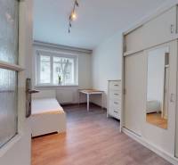 Príjemný a priestranný 3-izbový byt | 83 m² |  - Svetlá spálňa v 3-izbovom byte s podlahou s dreveným dekorom a vstavanými skriňami.