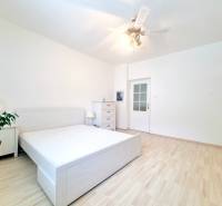 Príjemný a priestranný 3-izbový byt | 83 m² |  - Svetlá spálňa v 3-izbovom byte s bielym nábytkom a podlahou s dreveným dekorom.